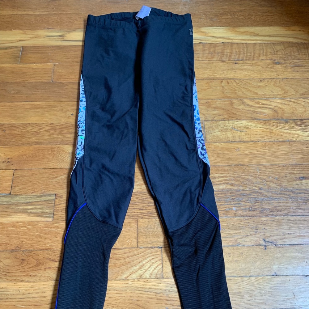 Black leggings with small leopard stripe and mesh